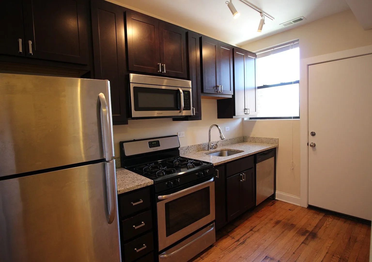1112 W Balmoral Ave — Photo 1