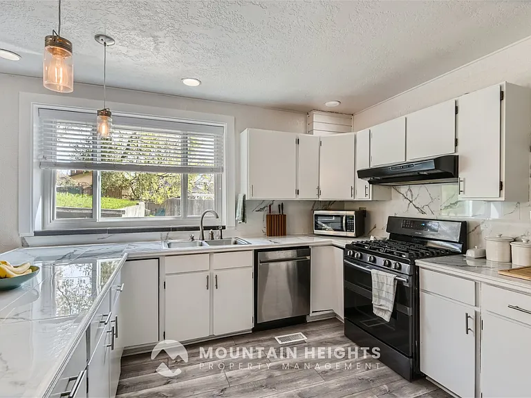 677 N Capitol St — Photo 6