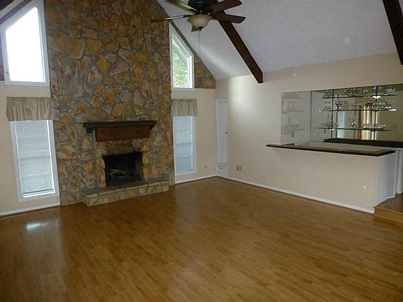 4th image of 10 Riverwood Ln