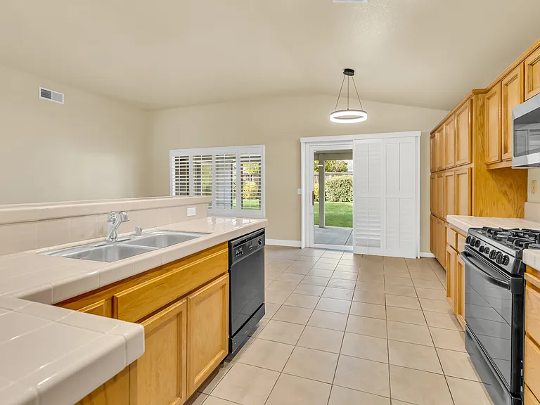 8795 Monterey Oaks Dr — Photo 25