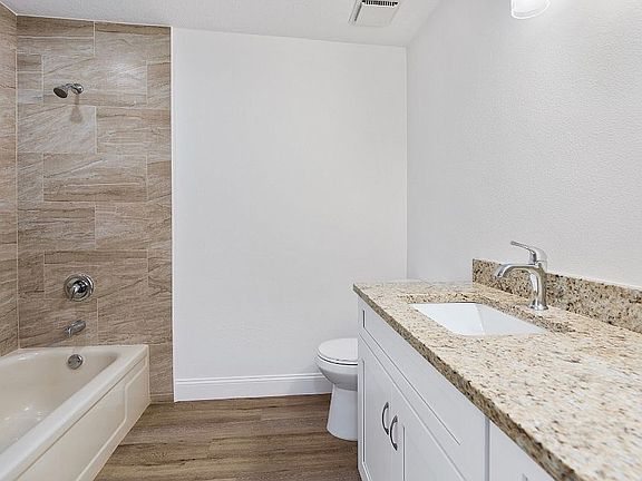 3rd image of 834 Woodcrest Cv