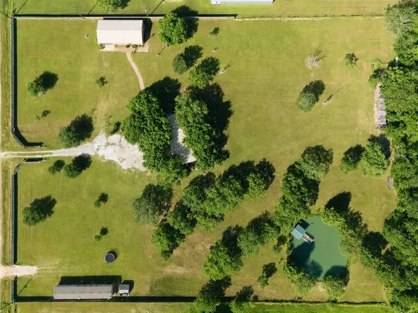 9318 E Creek Bend Dr, Needville, TX 77461