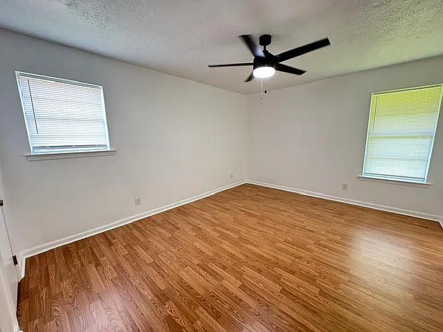 5754 Darien Dr — Photo 10