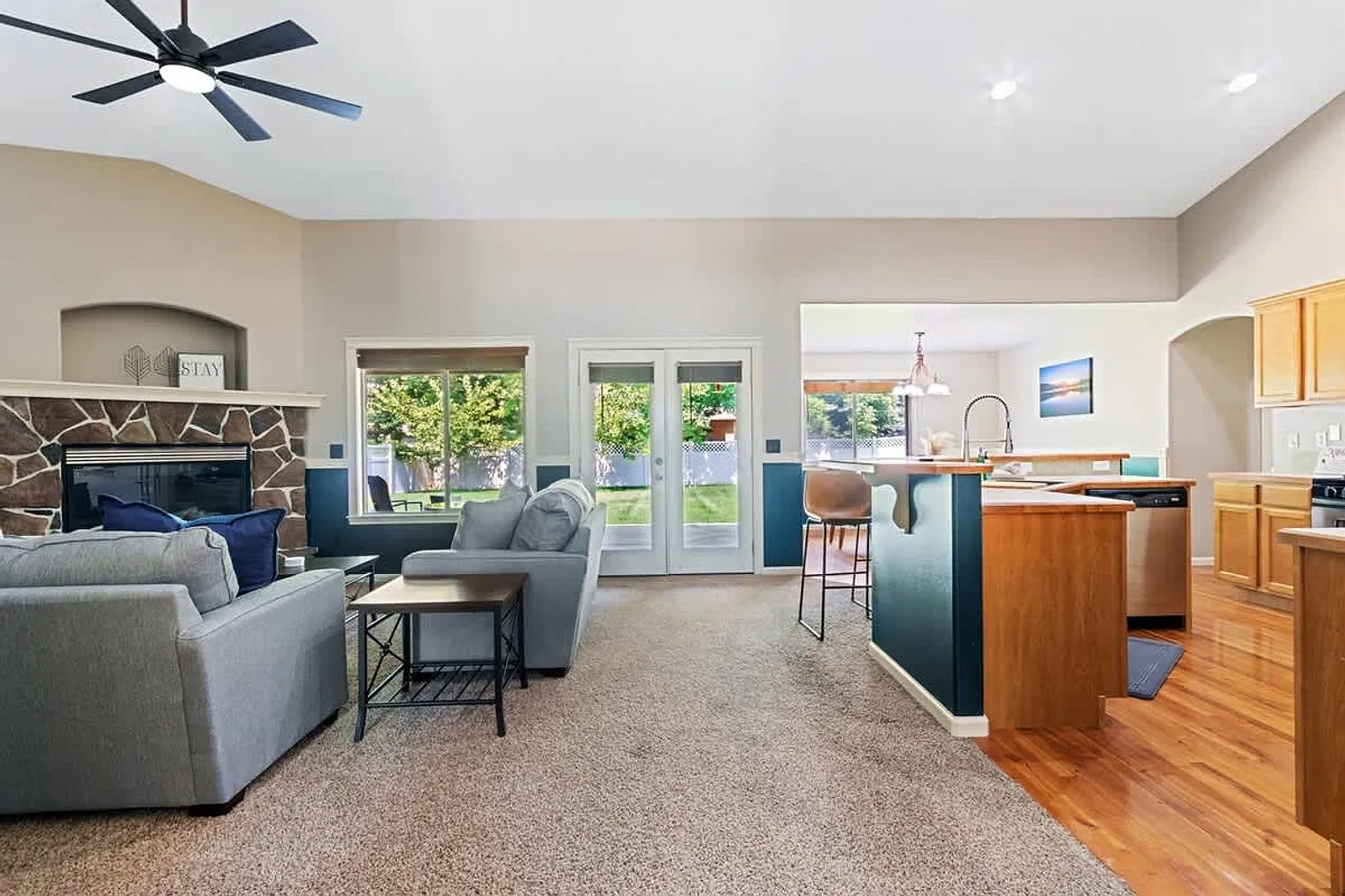 6 bed, 2.0 bath, 2992 sqft, $9,100 — Photo 3