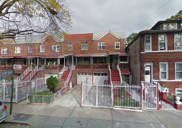 2nd image of 71 E 43rd St