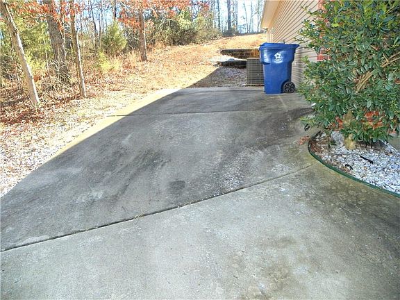 3rd image of 16 Heather Dr