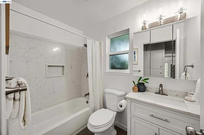 4034 Francisco St — Photo 3