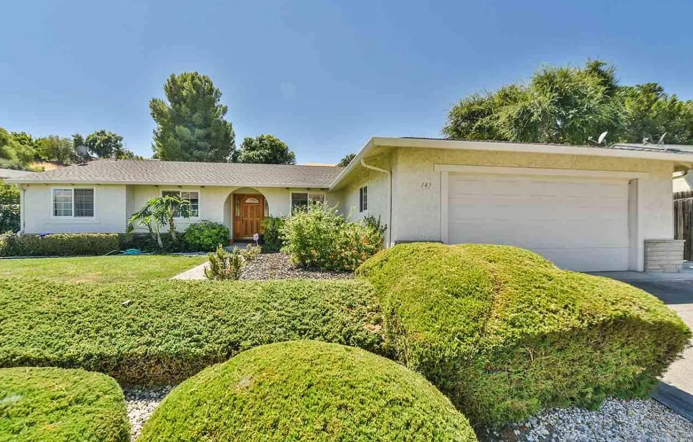143 Castlewood Dr photo 1