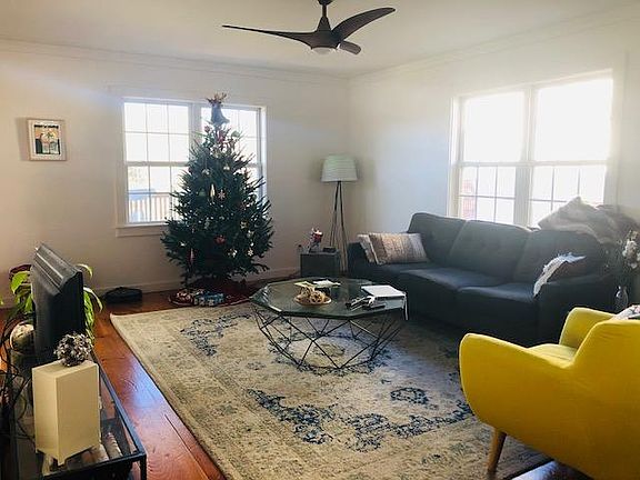 Living room with great sunlight and view of the mountain