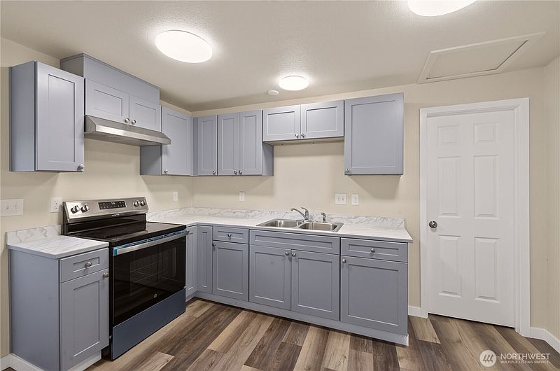 4th image of 102 N Martin Street