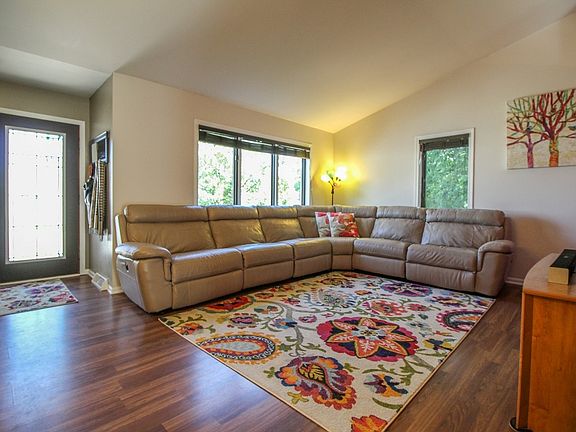 4th image of 425 Sleepy Hollow Ln