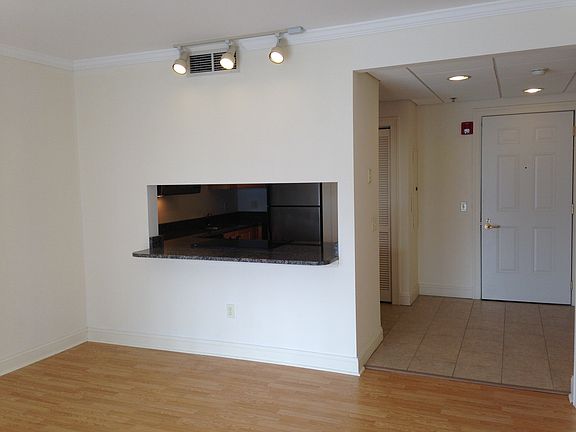 Large open floor plan w/ breakfast bar