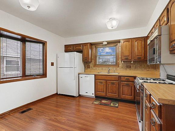 5th image of 6105 Victoria Dr