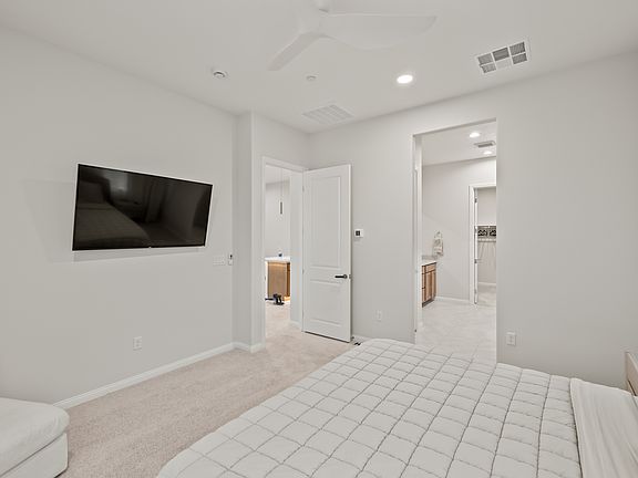 3rd image of 684 Ambridge Dr
