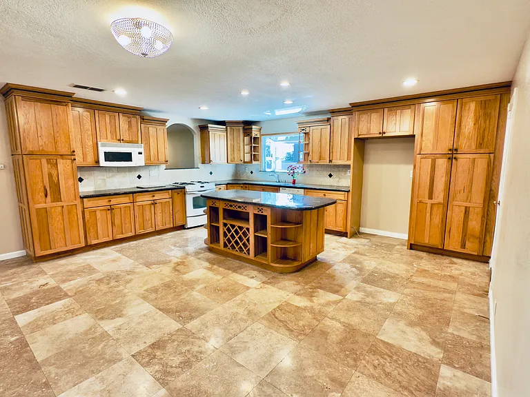 9696 Mariposa Ave — Photo 14