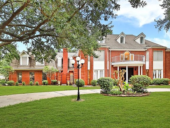 GREAT LOCATION: This home is set on a corner lot, just an easy two block walk to the neighborhood elementary school and the neighborhood clubhouse and recently updated amenities. Memorial Northwest residents can enjoy the swimming pool, splash pad, l