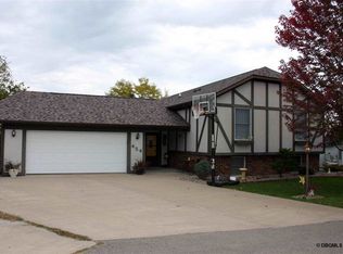 454 Tannin Ct, Dubuque, IA 52003