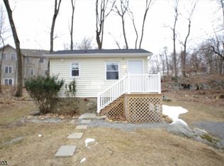 14 Adams Trl, Hopatcong, NJ 07843
