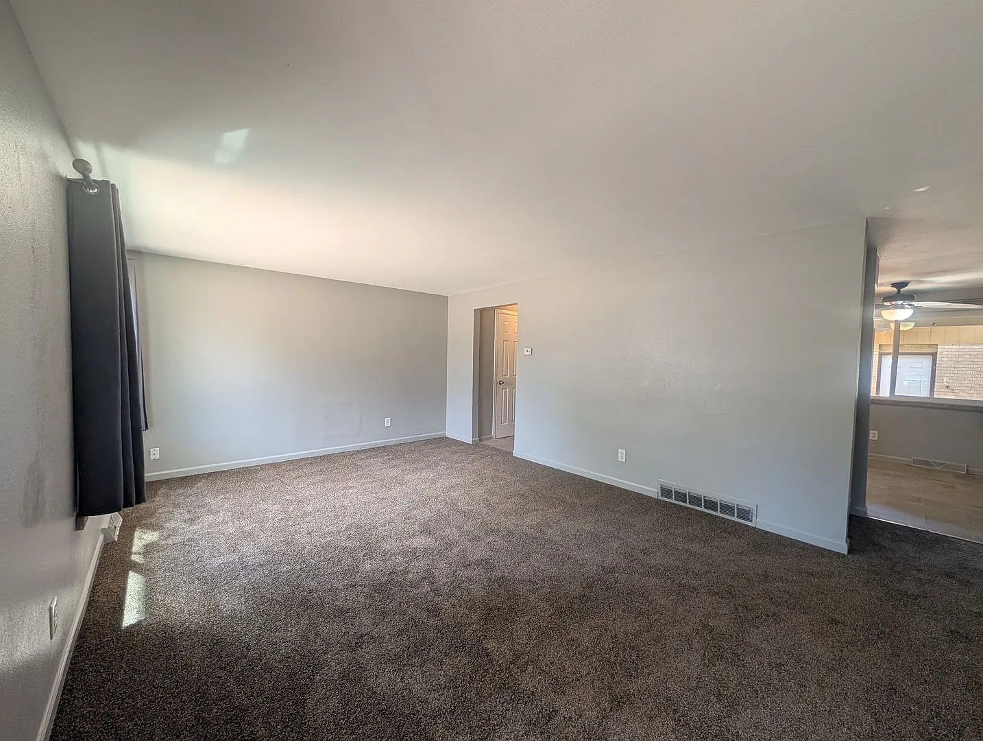 Comfortable 4 Bedroom Aurora Home — Photo 3