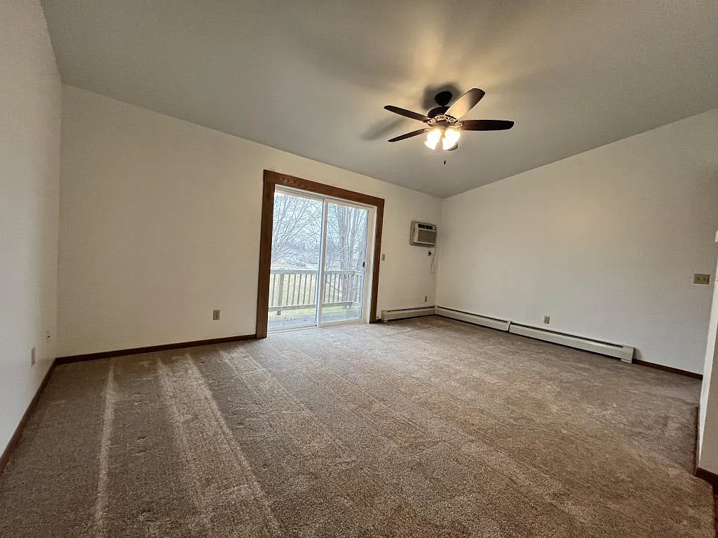 282 Wintergreen Dr Unit 4 — Photo 2