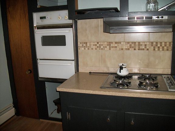 Kitchen 2nd floor w/ Stove and oven