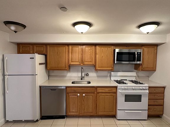 2nd image of 240 Franklin St APT B2
