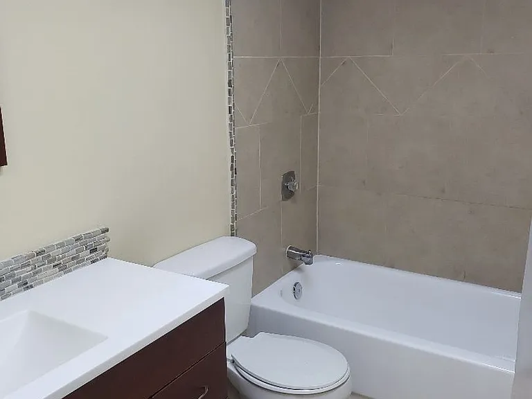 405 SE Van Loon Ter — Photo 10