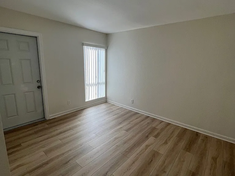 1350 Glenwood Rd #5 — Photo 5