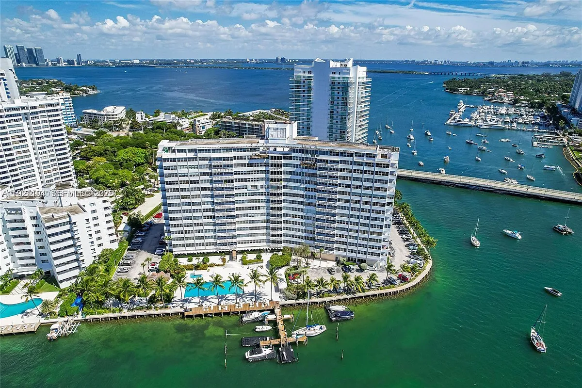 Building Photo - 20 E Island Ave #1415