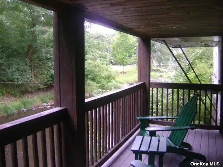 Stream front Deck