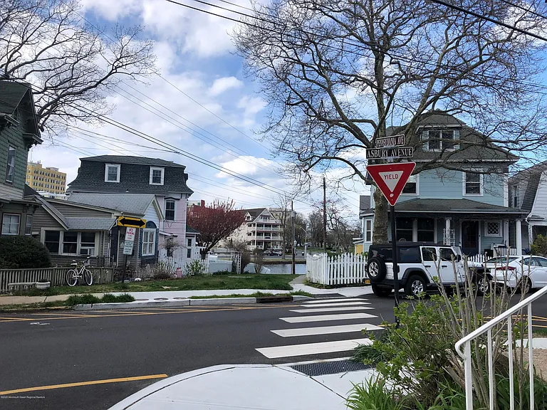 90 Asbury Ave — Photo 13