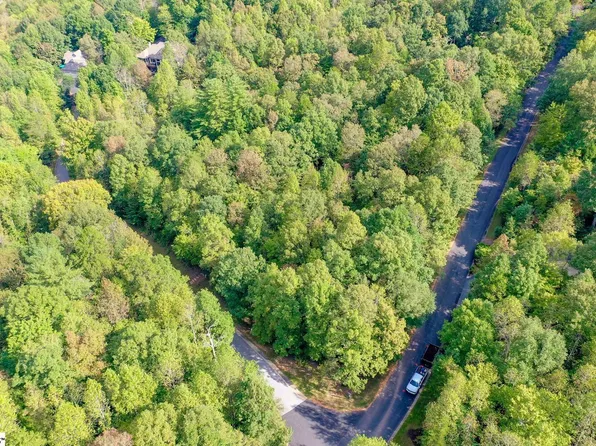 25 Lake Hills Ln, Travelers Rest, SC 29690