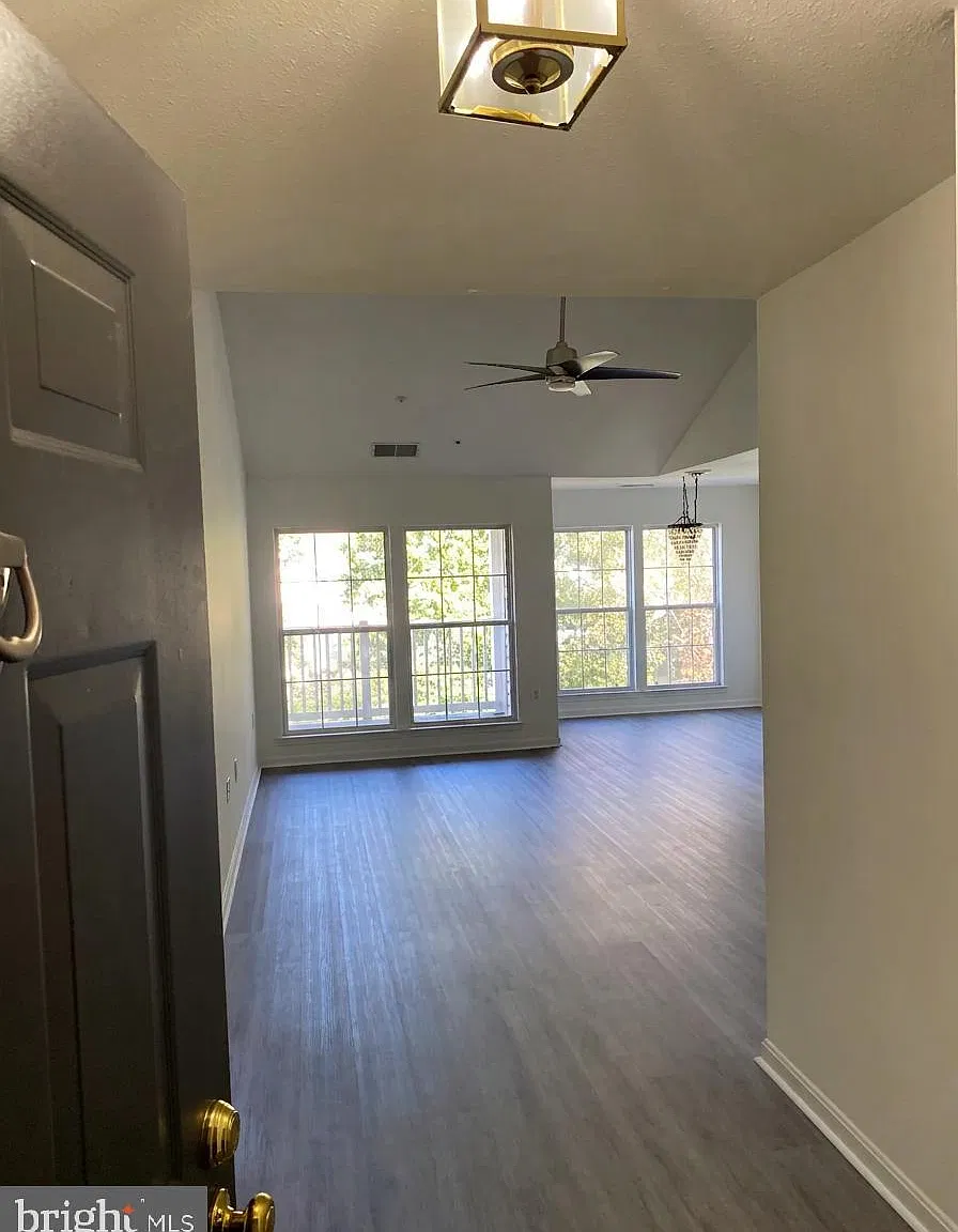 3 bed, 2.0 bath, 1350 sqft, $2,700 — Photo 4