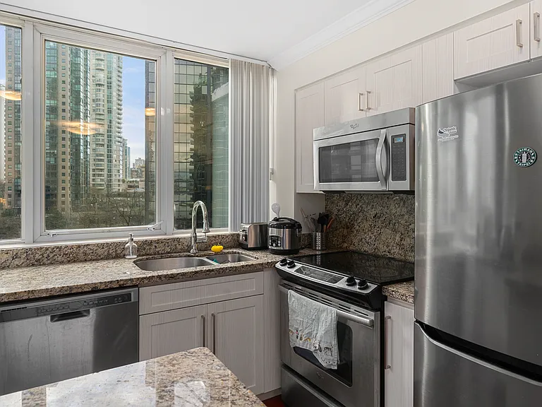 588 Broughton St #1006 — Photo 7