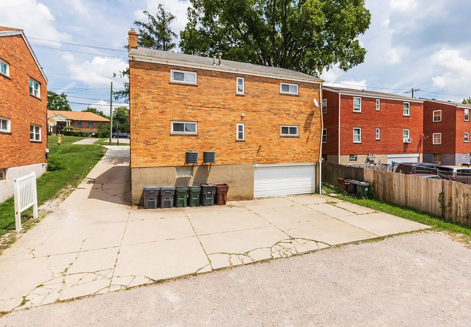 2 bed, 1.0 bath, $1,090 — Photo 2