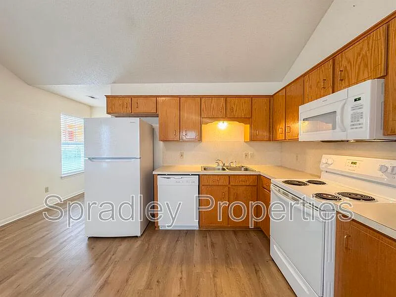 1 bed, 1.0 bath, 646 sqft, $925 — Photo 3
