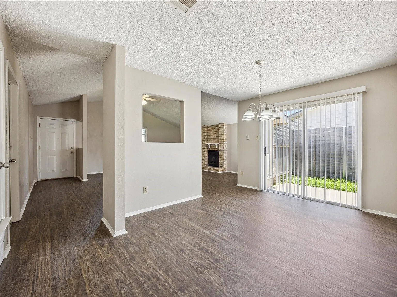 3 bed, 2.0 bath, 1450 sqft, $2,100 — Photo 2