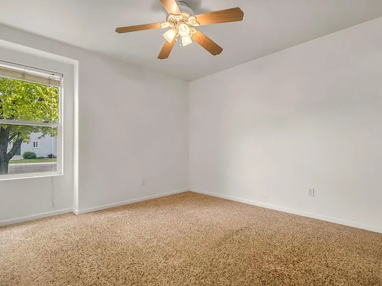 1215 Breeze Dr — Photo 13