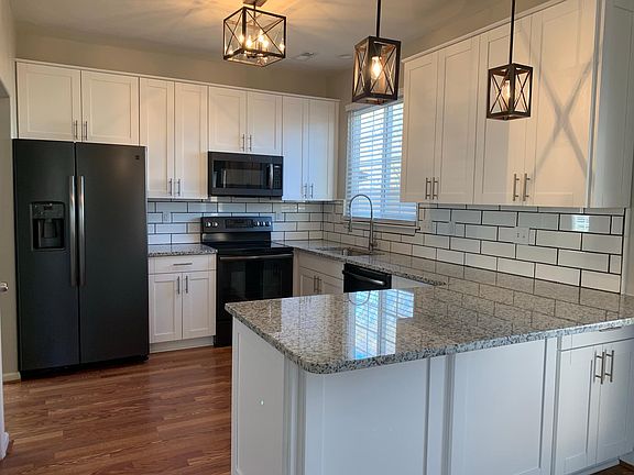 4th image of 304 Oak Hill Way