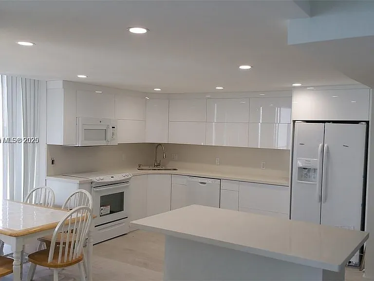 881 Ocean Dr #22F — Photo 7
