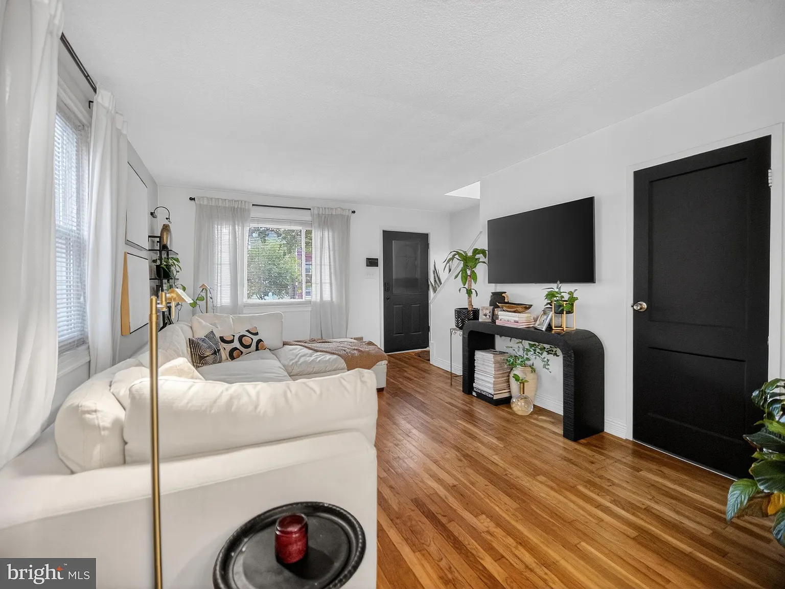 3 bed, 2.0 bath, 1323 sqft, $3,000 — Photo 2