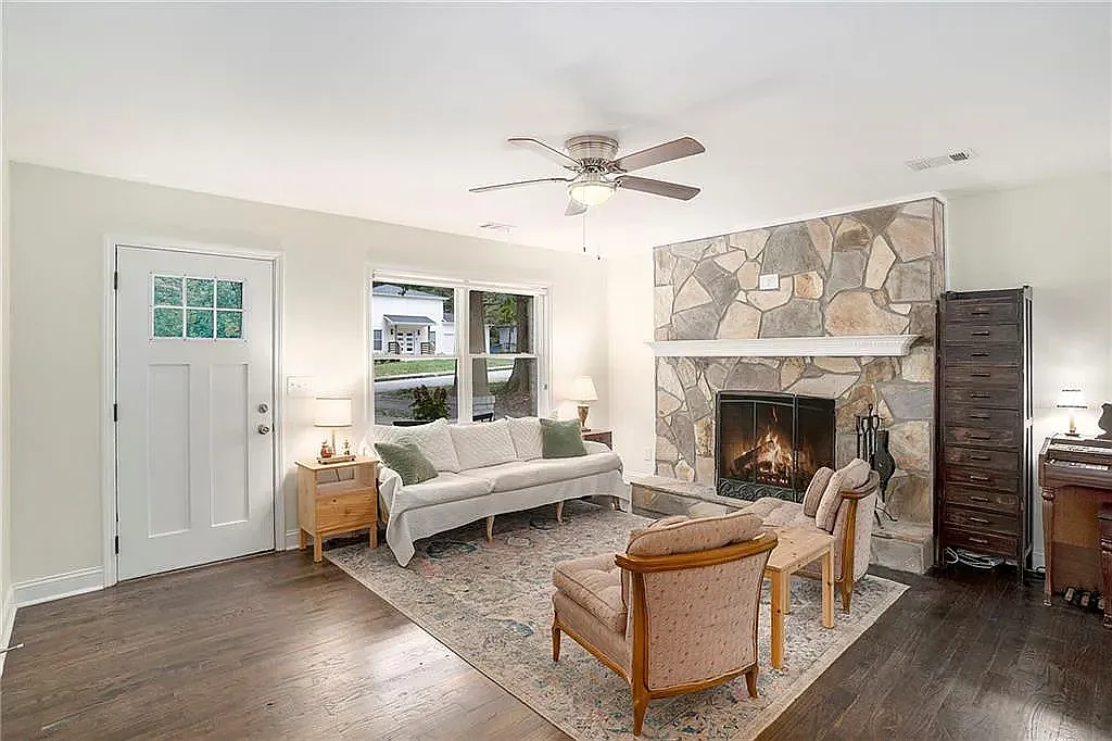 4 bed, 2.5 bath, 2200 sqft, $3,750 — Photo 3