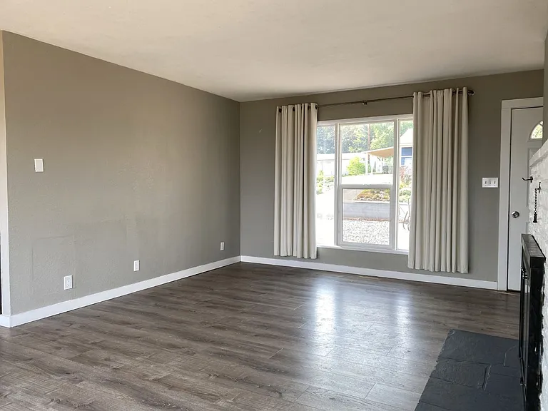 2207 E 10th St — Photo 5