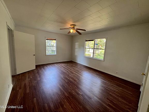 5th image of 802 Farmer St