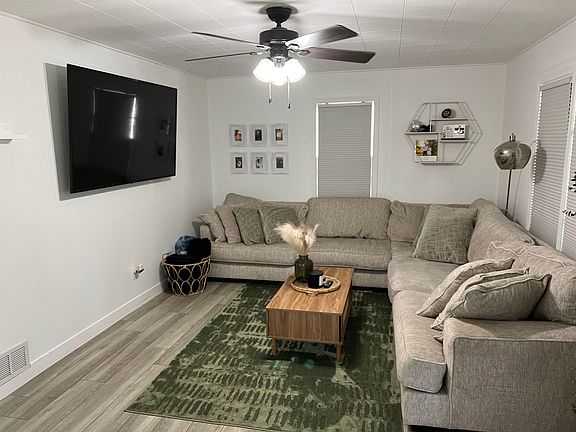 3rd image of 1002 W A St.