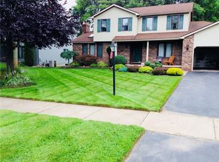 17 Woodstone Ln, Rochester, NY 14626