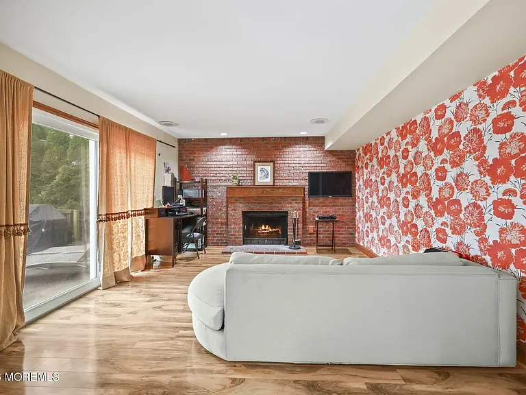 10 Marc Dr — Photo 3