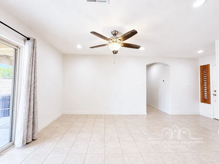 10219 E 34th Ln — Photo 6