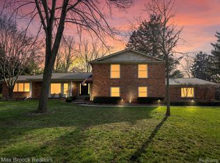 3505 Greentree Rd, Bloomfield Hills, MI 48304
