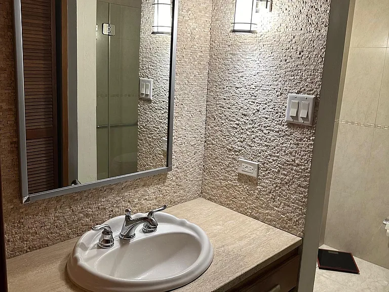 Master bathroom (full)